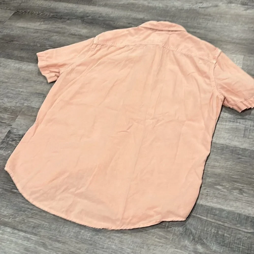 Levi’s standard button up shirt sleeve in light peach - M
